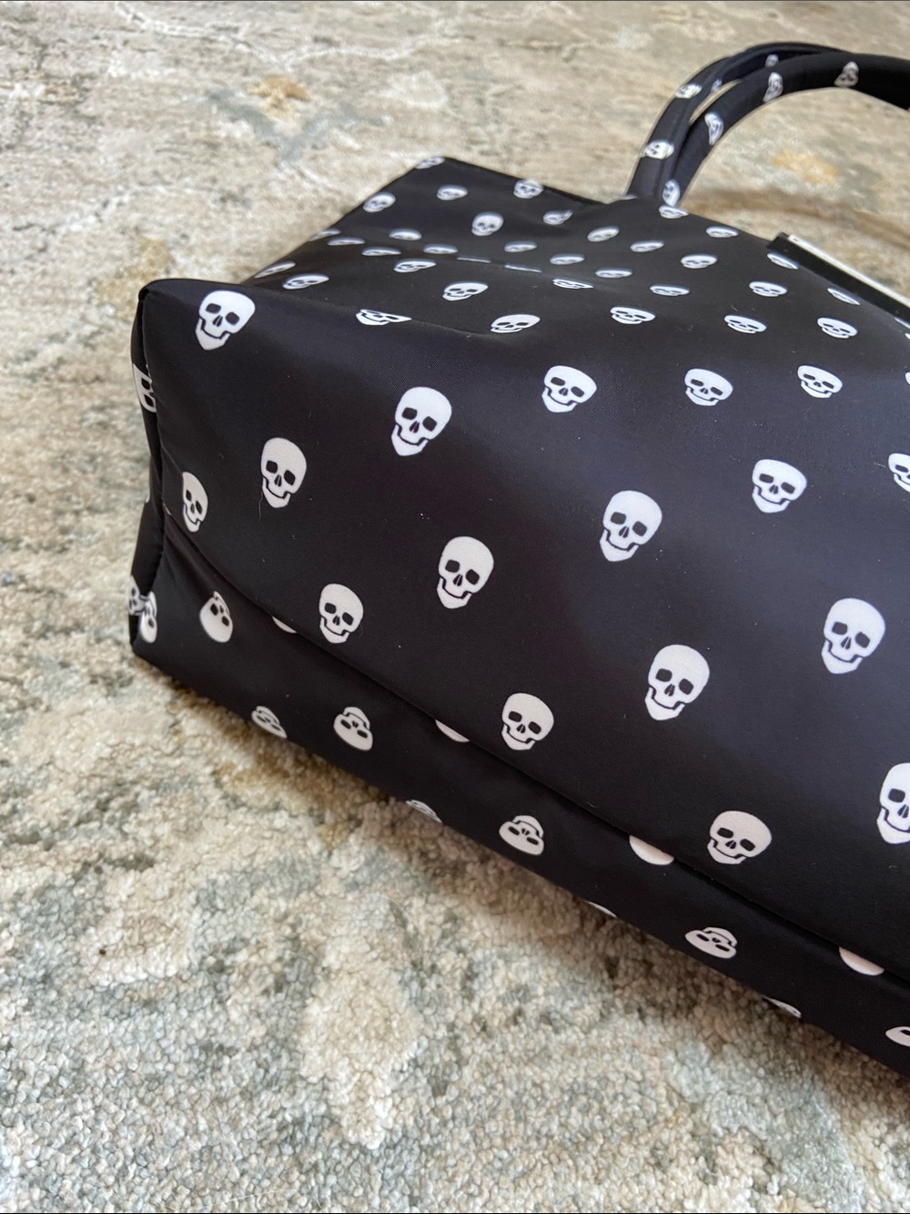 Betsey Johnson Black Skull Print Insulated Tote - Picture 12 of 12